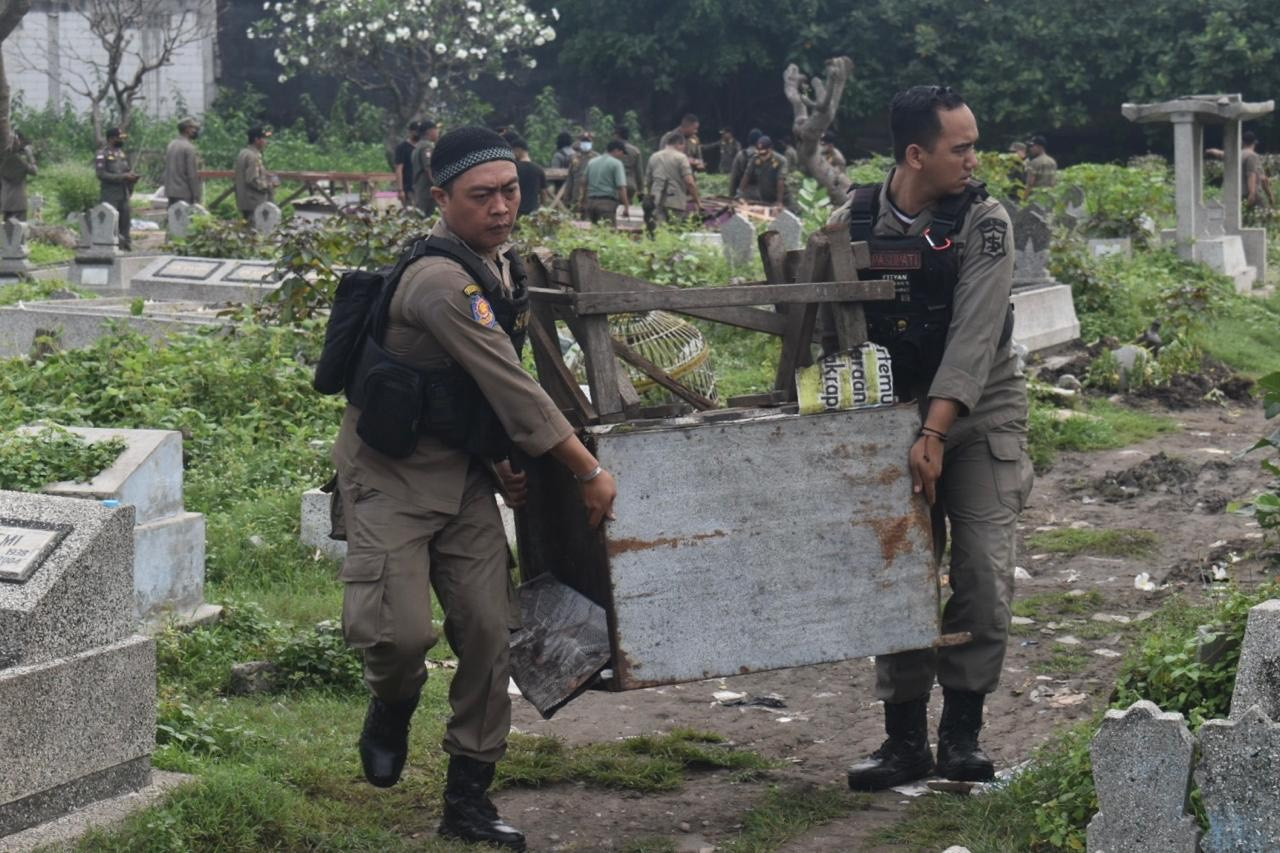 Bekupon di kawasan TPU Rangkah dibongkar (foto: humas pemkot Surabaya for jatimnow.com)