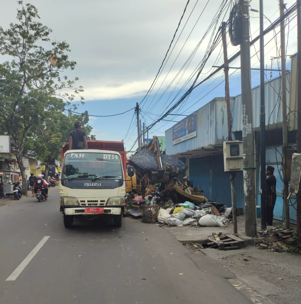Tumpukkan sampah di tepi jalan Surabaya