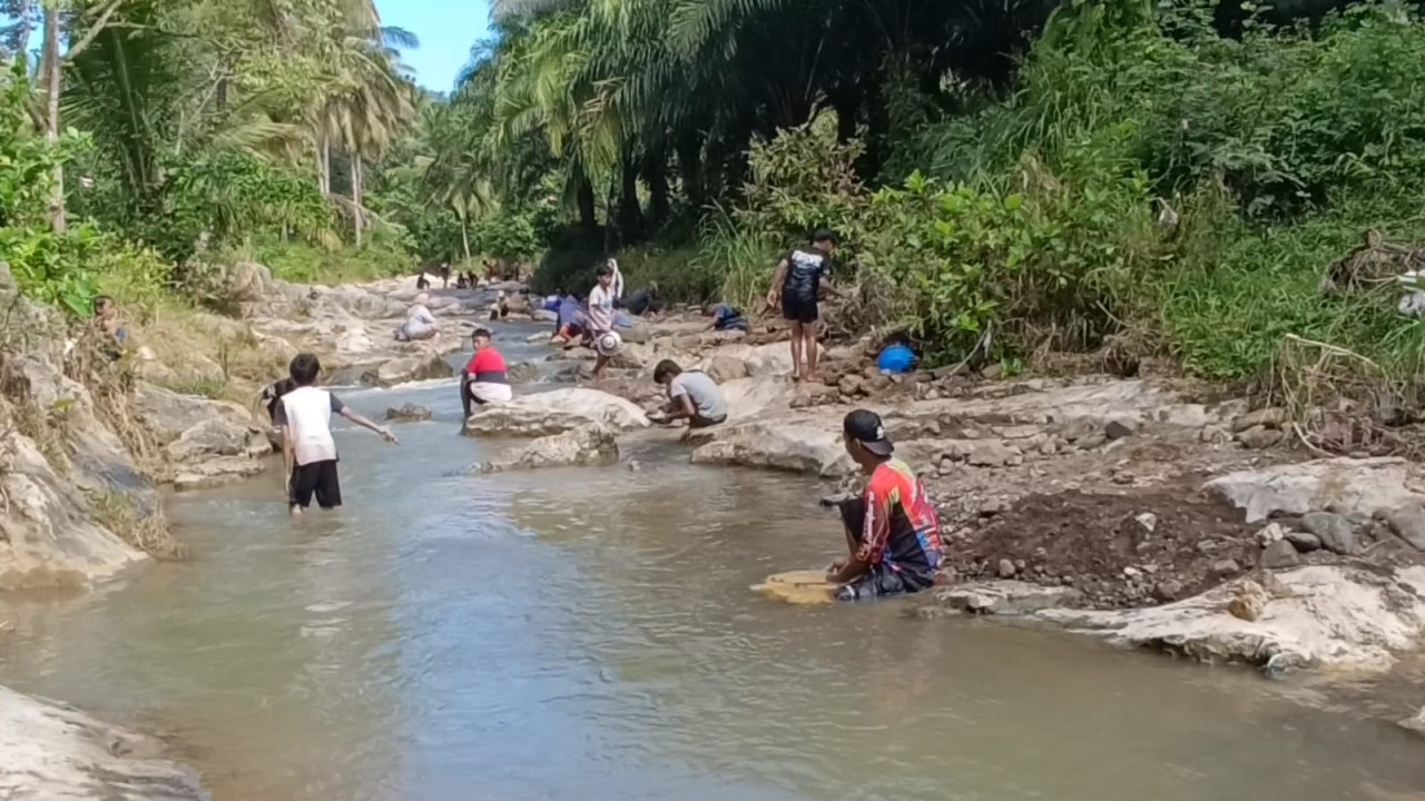 Warga menambang emas secara tradisional (foto: Bramanta Pamungkas/jatimnow.com)