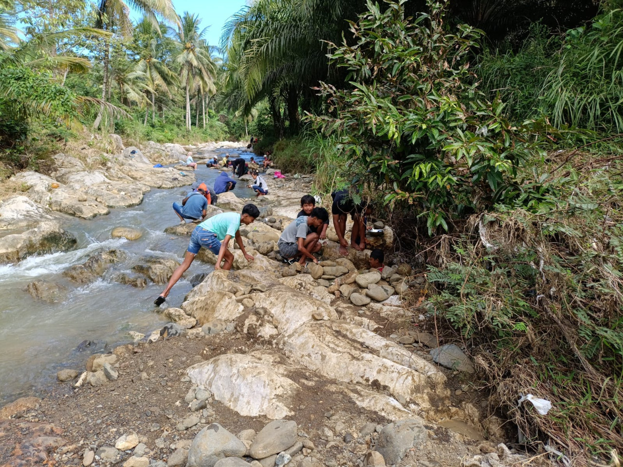 Mencari mimpi di bibir sungai Tulungagung (foto: Bramanta Pamungkas/jatimnow.com)