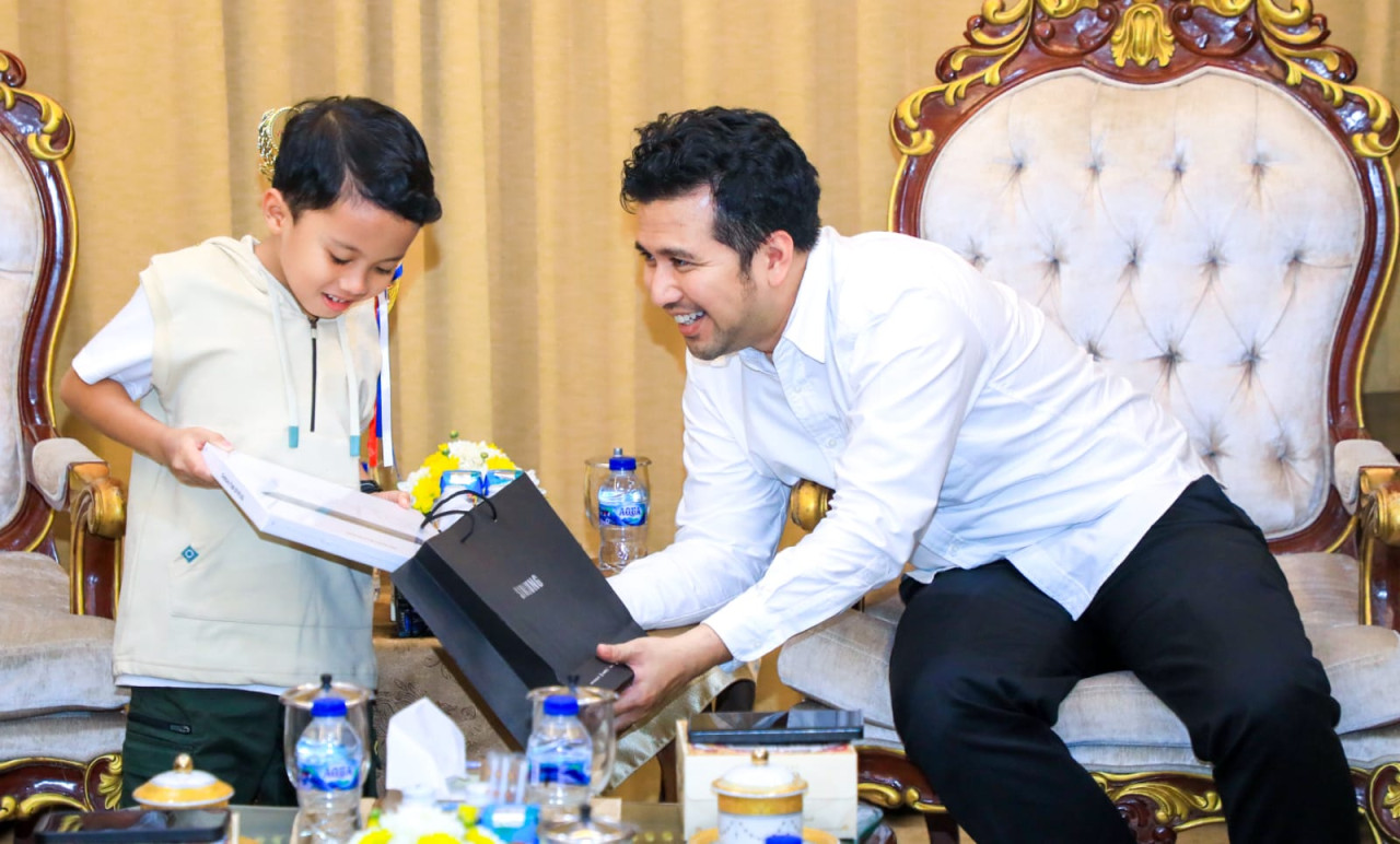 Rama terima hadiah Tab dari Emil Dardak (foto: Humas Pemprov Jatim for jatimnow.com)