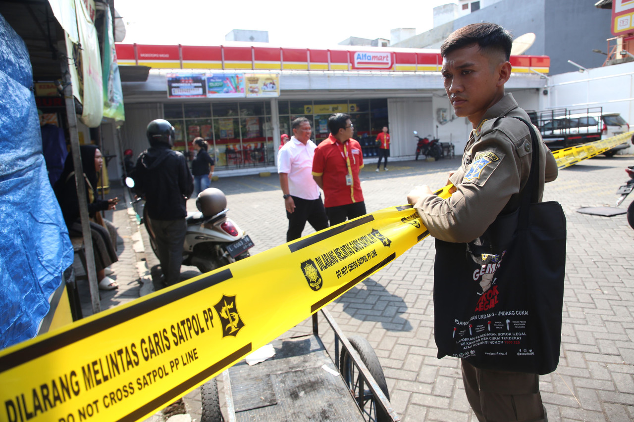 Penyegelan salah satu swalayan di Surabaya (foto: Humas Pemkot Surabaya for jatimnow.com)