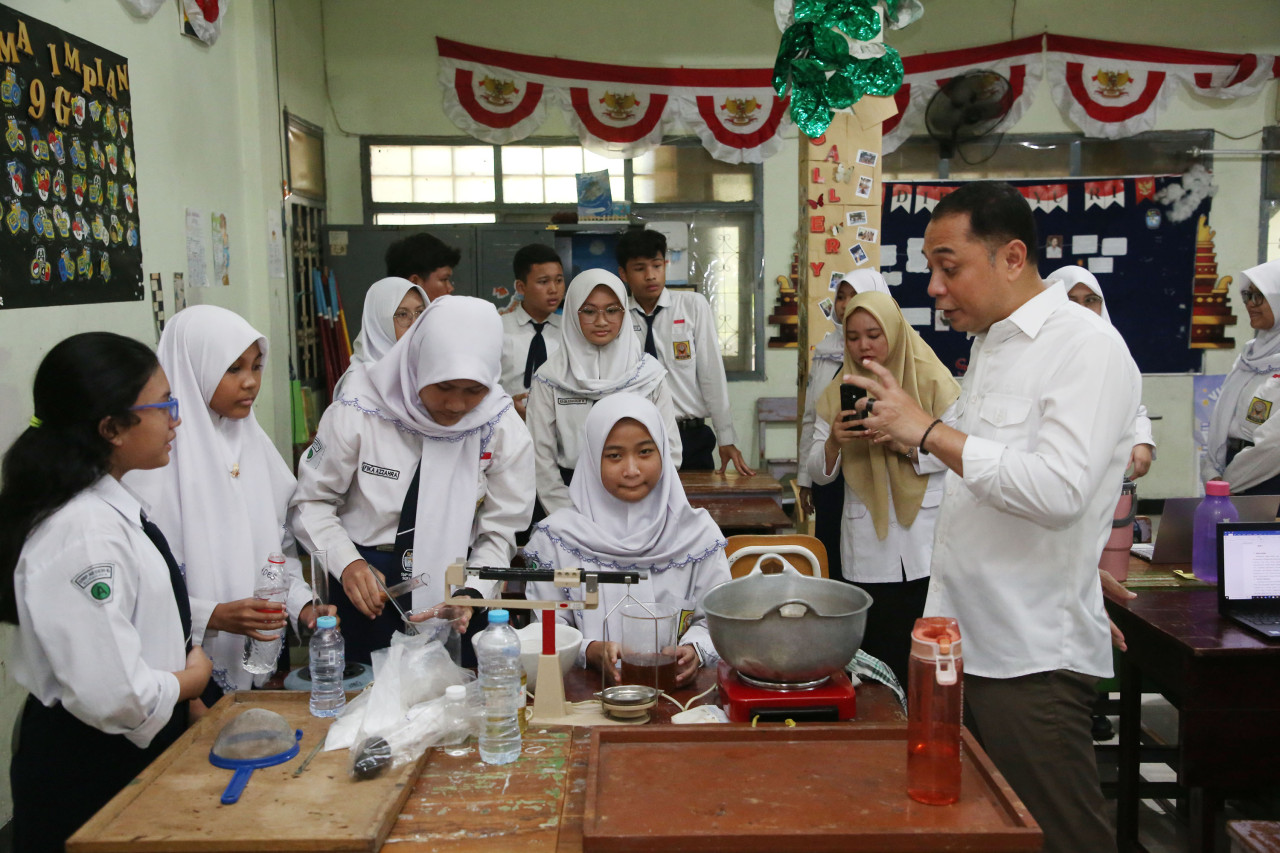 Aktivitas praktik memasak di SMP Surabaya