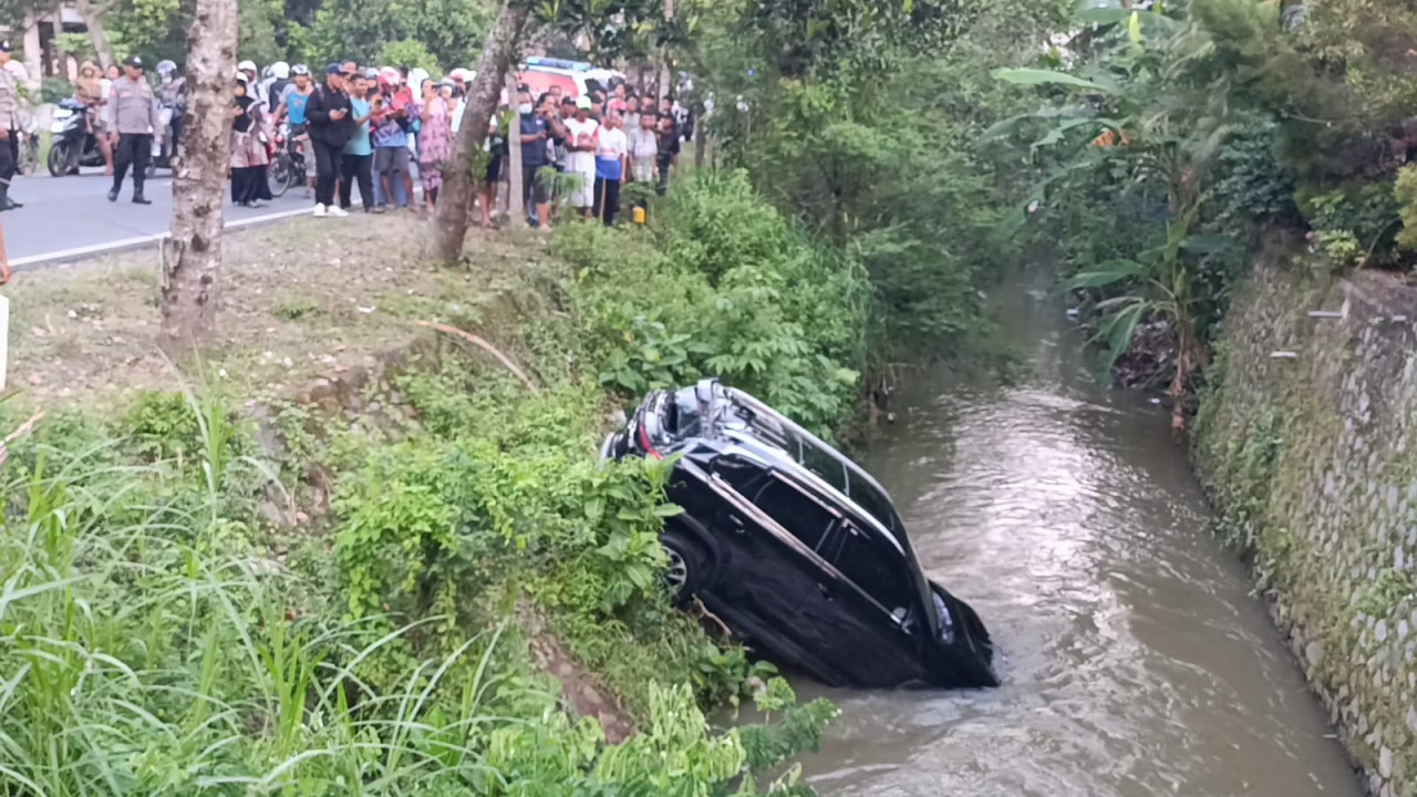 Mobil Anggota DPRD Tulungagung Terjun Sungai usai Kecelakaan, Ini Kronologinya