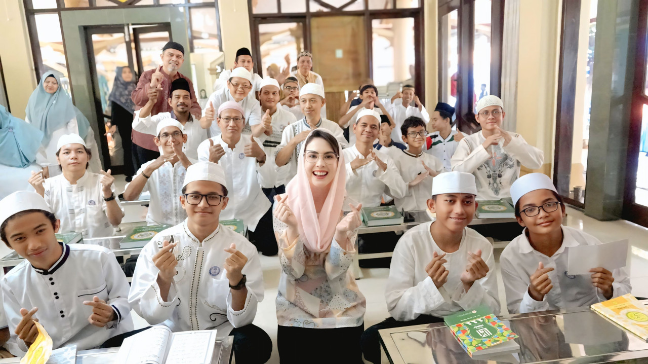 Arumi ditengah peserta ngaji