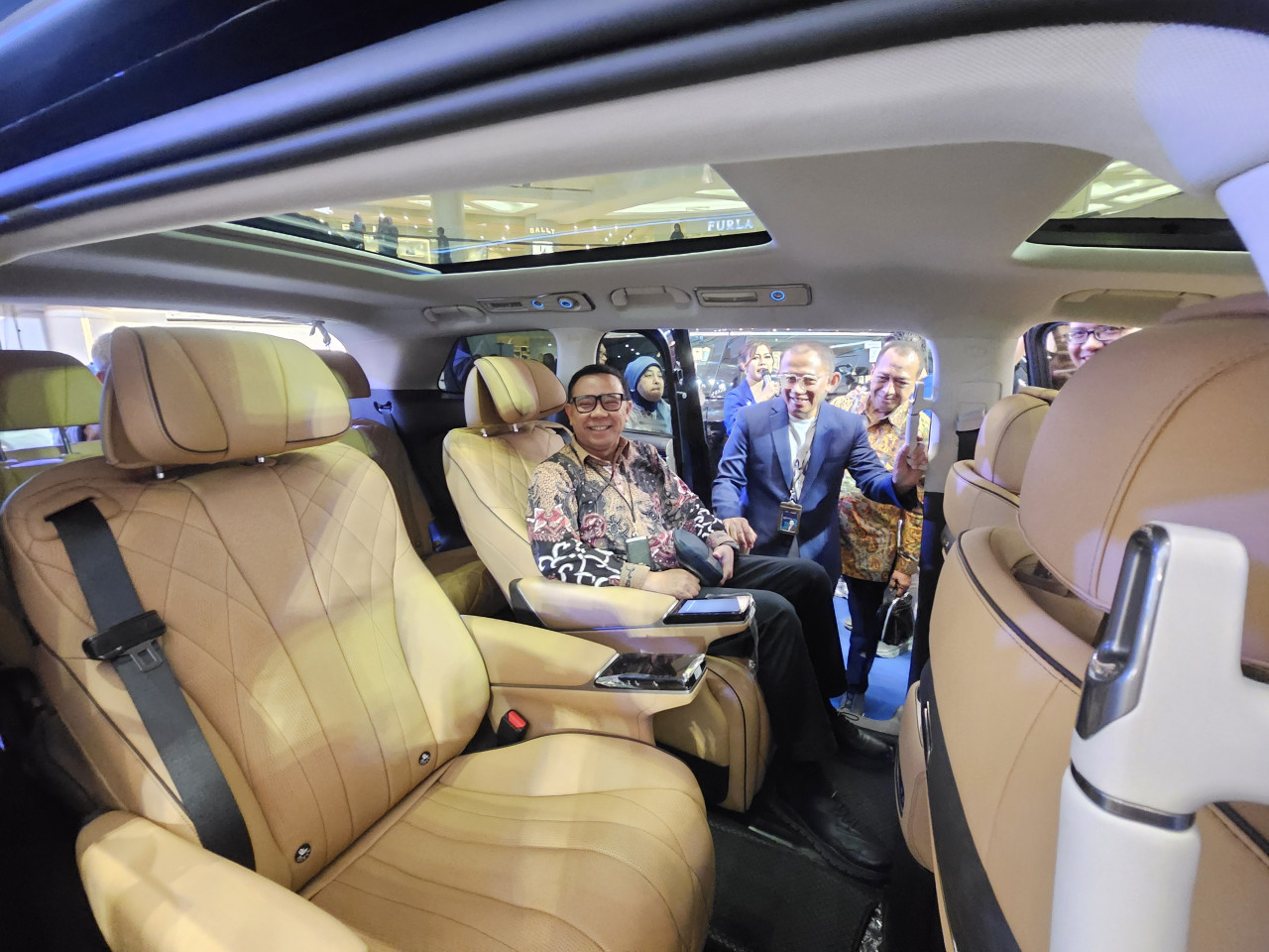 Petinggi Bank Mandiri saat menjajal sejumlah merk mobil di Mandiri Auto Fest Surabaya 2025 di Atrium Tunjungan Plaza 3 (foto: Ni'am/jatimnow.com)