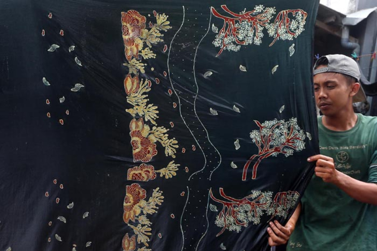 Pekerja menjemur batik Ulur Wiji
