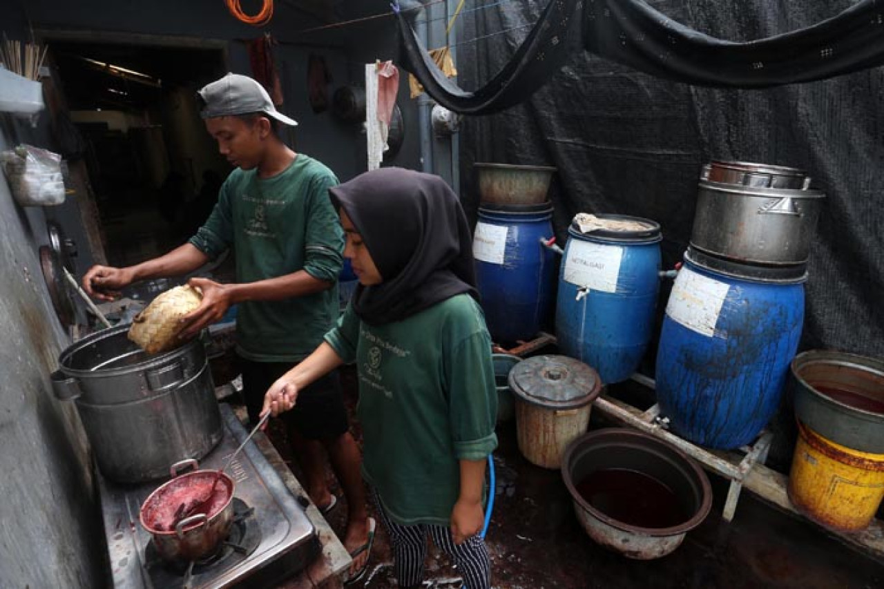 Pekerja meracik pewarna alami untuk batik Ulur Wiji
