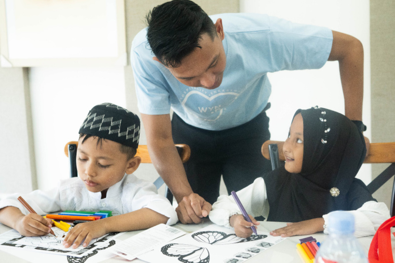 Anak-anak berkreasi dengan mewarnai dan membuat kerajinan tangan.