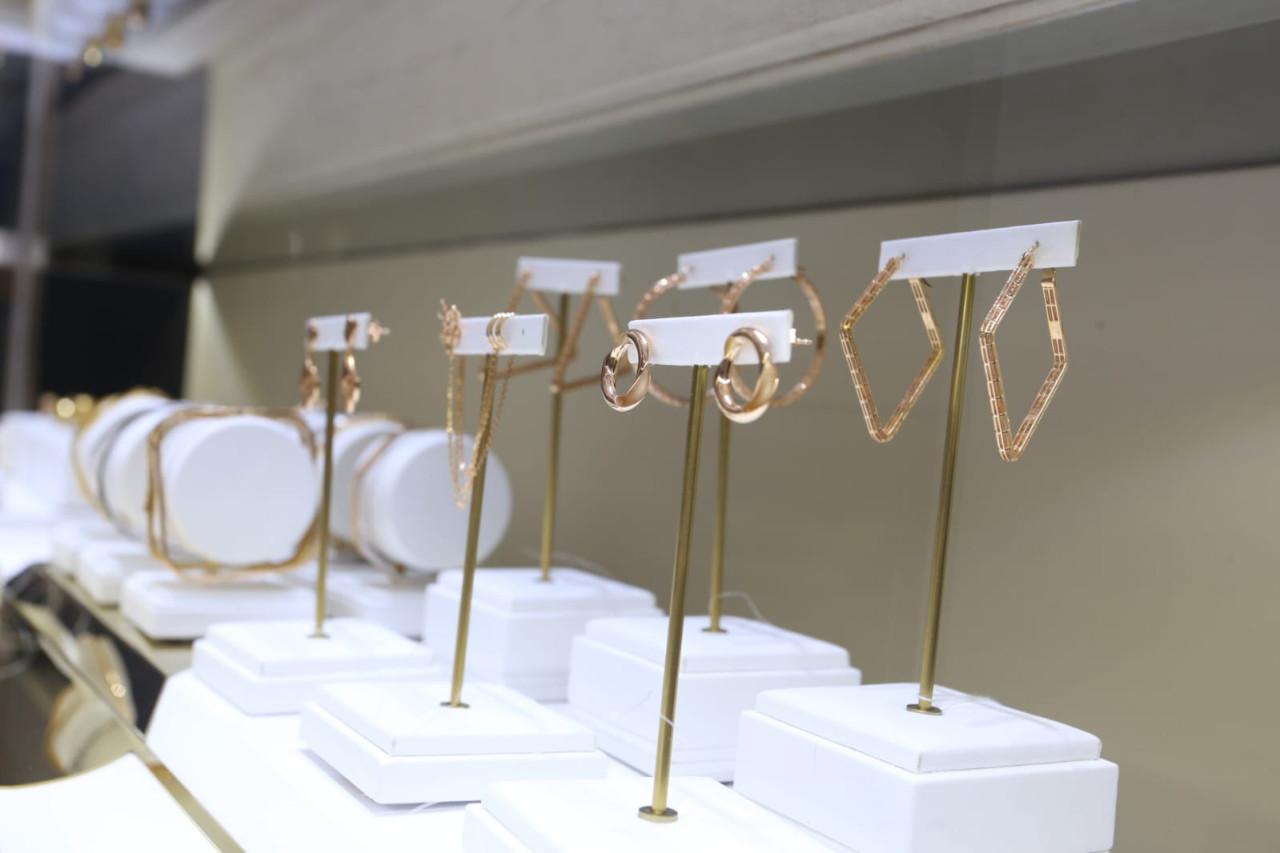 Koleksi perhiasan dan berlian di Frank & Co Ciputra World Surabaya (foto: Ni'am/jatimnow.com)