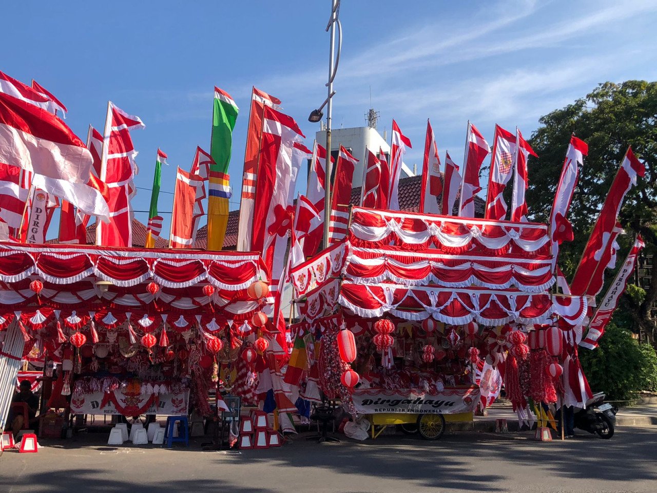 Lapak penjual bendera merah putih
