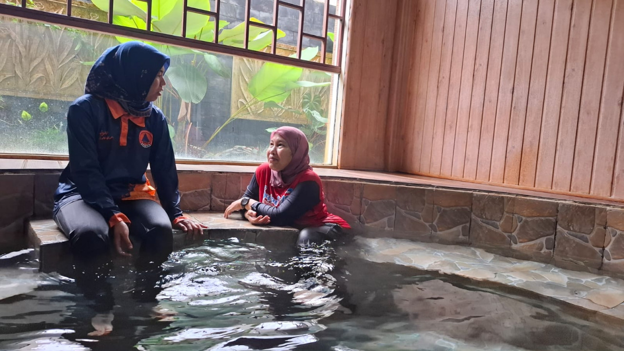 Sejumlah pengunjung menjajal VIP Room Pemandian Air Panas Cangar (foto: Anik for jatimnow.com)