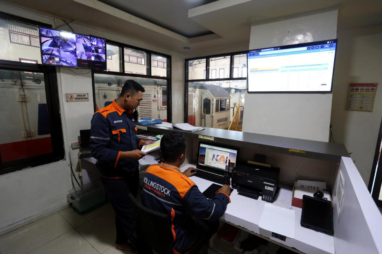 Petugas daily check melakukan input data pesanan bahan bakar minyak (BBM) untuk lokomotif Kereta Api, di  Depo Lokomotif Sidotopo, Surabaya, Jawa Timur, Selasa (29/7/2025). Foto: Ali Masduki/JatimNow.com