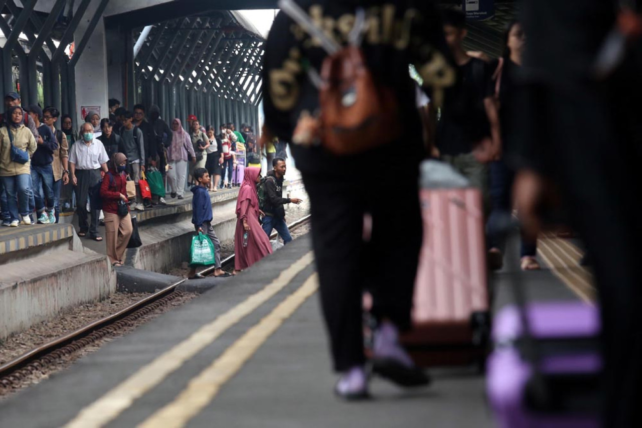 Penumpang Kereta Api memadati Stasiun Surabaya Gubeng, Jawa Timur, pada Selasa (28/1/2025). Moda transportasi ini menjadi idola masyarakat. Selain lebih efisien, aman, dan nyaman, Kereta Api juga menjadi solusi yang hemat energi serta ramah lingkungan.  Foto: Ali Masduki/JatimNow.com