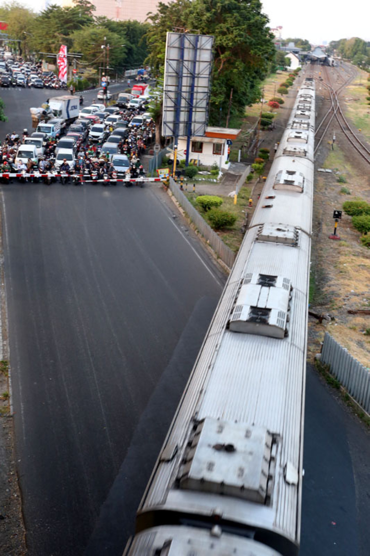 Kereta Api melintas di kawasan Jl. A Yani Surabaya, Jawa Timur, Selasa (29/7/2025). Foto: Ali Masduki/JatimNow.com