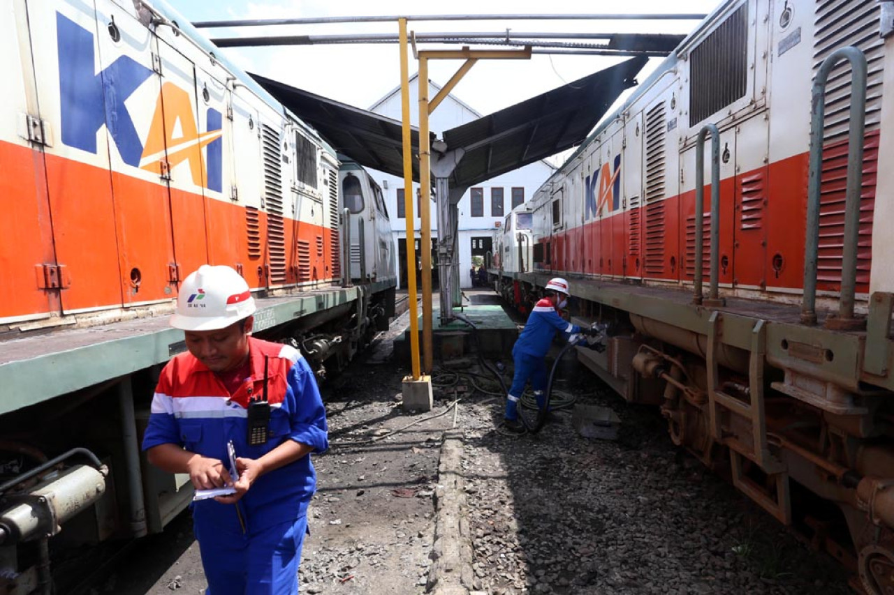 Operator Pertamina Patra Logistik melakukan pengisian bahan bakar minyak (BBM) jenis bio solar pada lokomotif Kereta Api, di  Depo Lokomotif Sidotopo, Surabaya, Jawa Timur, Selasa (29/7/2025). Foto: Ali Masduki/JatimNow.com