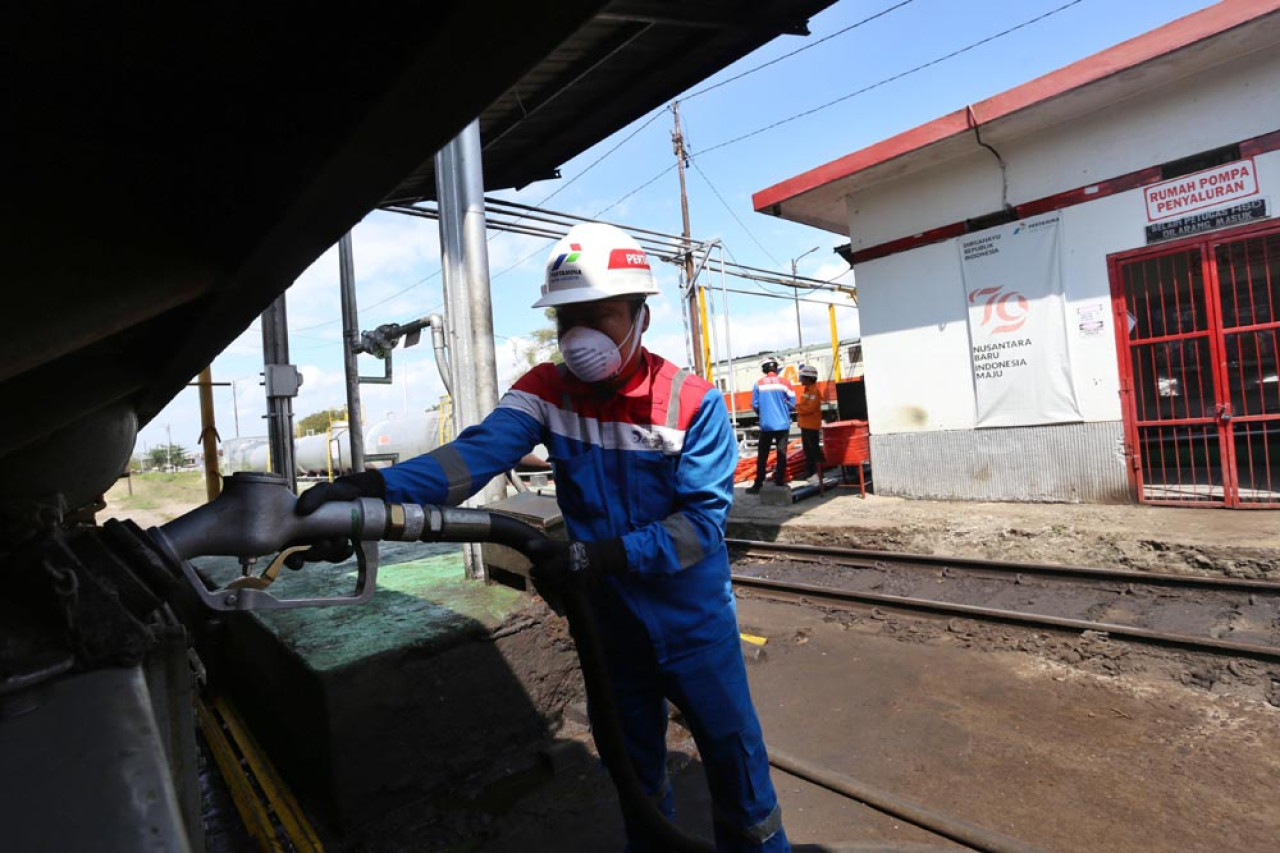 Operator Pertamina Patra Logistik melakukan pengisian bahan bakar minyak (BBM) jenis bio solar pada lokomotif Kereta Api, di  Depo Lokomotif Sidotopo, Surabaya, Jawa Timur, Selasa (29/7/2025). Foto: Ali Masduki/JatimNow.com