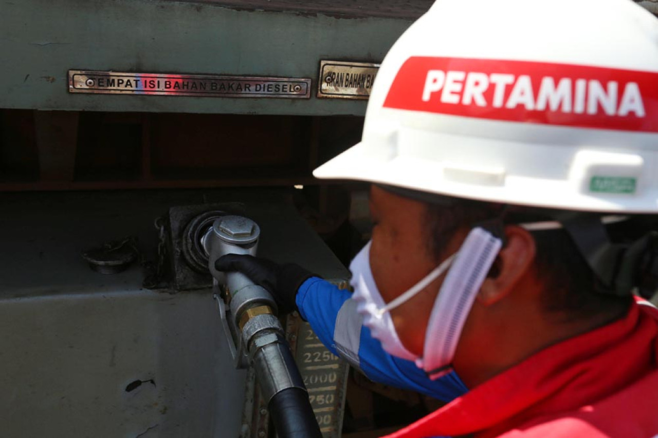Operator Pertamina Patra Logistik melakukan pengisian bahan bakar minyak (BBM) jenis bio solar pada lokomotif Kereta Api, di  Depo Lokomotif Sidotopo, Surabaya, Jawa Timur, Selasa (29/7/2025). Foto: Ali Masduki/JatimNow.com