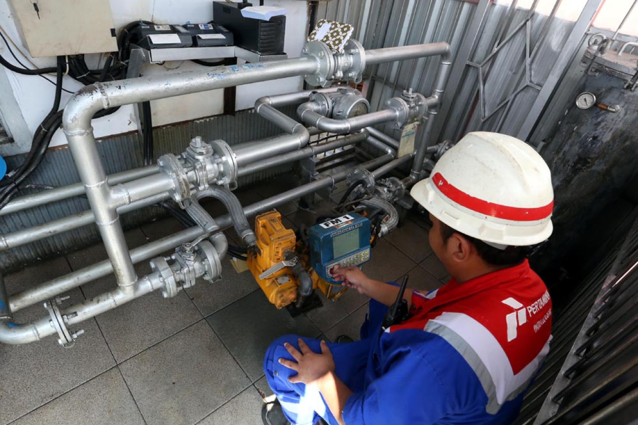Operator Pertamina Patra Logistik mengatur kuota bahan bakar minyak (BBM) lokomotif di ruang flow meter ketika proses pengisian BBM di Depo Lokomotif Sidotopo, Surabaya, Jawa Timur, Selasa (29/7/2025). Foto: Ali Masduki/JatimNow.com