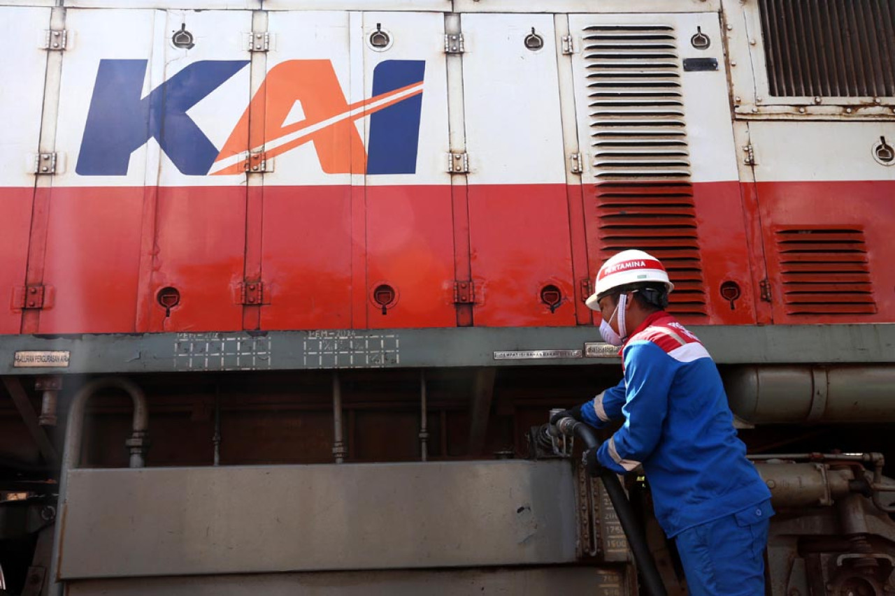 Operator Pertamina Patra Logistik melakukan pengisian bahan bakar minyak (BBM) jenis bio solar pada lokomotif Kereta Api, di  Depo Lokomotif Sidotopo, Surabaya, Jawa Timur, Selasa (29/7/2025). Foto: Ali Masduki/JatimNow.com