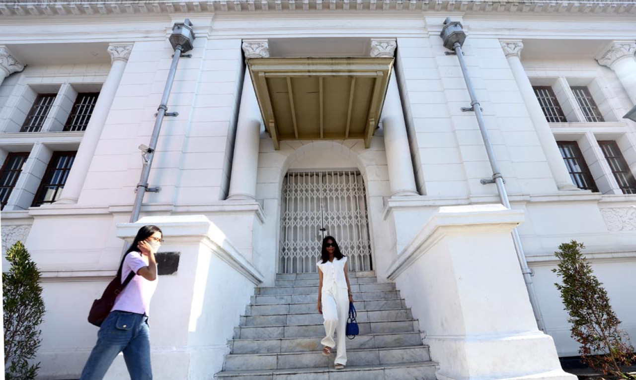 Wisatawan usai berfoto ria di salah satu gedung tua yang terdapat di kota lama Surabaya. Foto: Ali Masduki/JatimNow.com