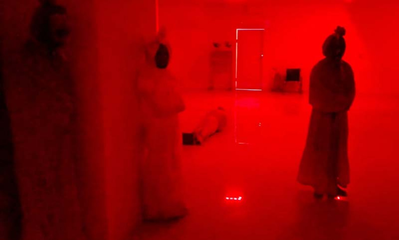 Hantu pocong aspal yang tiba-tiba muncul membuat pengunjung histeris. Foto: Ali Masduki/JatimNow.com