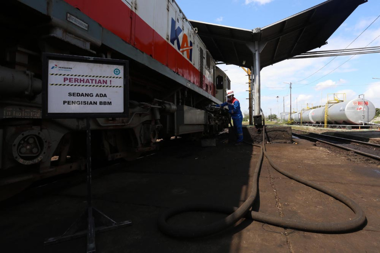 Operator Pertamina Patra Logistik melakukan pengisian bahan bakar minyak (BBM) jenis bio solar pada lokomotif Kereta Api, di  Depo Lokomotif Sidotopo, Surabaya, Jawa Timur, Selasa (29/7/2025). Pengisian BBM untuk kereta sudah dihitung dengan cermat. Hal ini agar kereta tetap bisa tiba sampai stasiun tujuan tanpa kehabisan bahan bakar di tengah jalan. Foto: Ali Masduki/JatimNow.com