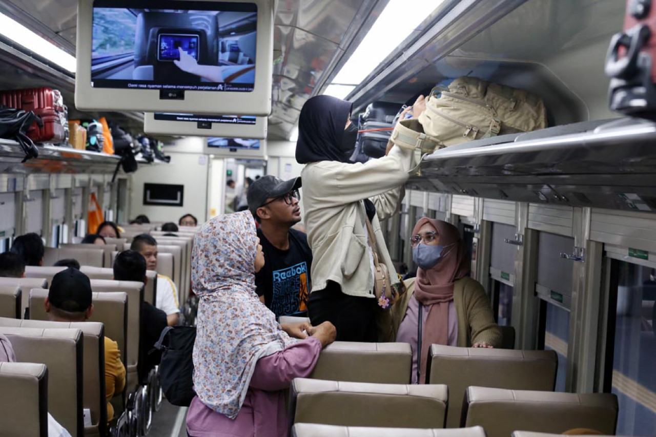 Penumpang Kereta Api menata barang bawaan di Stasiun Surabaya Gubeng, Jawa Timur, pada Selasa (28/1/2025). Moda transportasi ini menjadi idola masyarakat. Selain lebih efisien, aman, dan nyaman, Kereta Api juga menjadi solusi yang hemat energi serta ramah lingkungan.  Foto: Ali Masduki/JatimNow.com