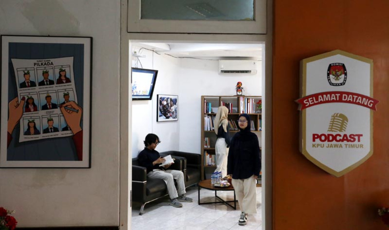 Sejumlah mahasisa magang berada di ruangan Studio Podcast KPU Jatim. Foto: Ali Masduki/JatimNow.com