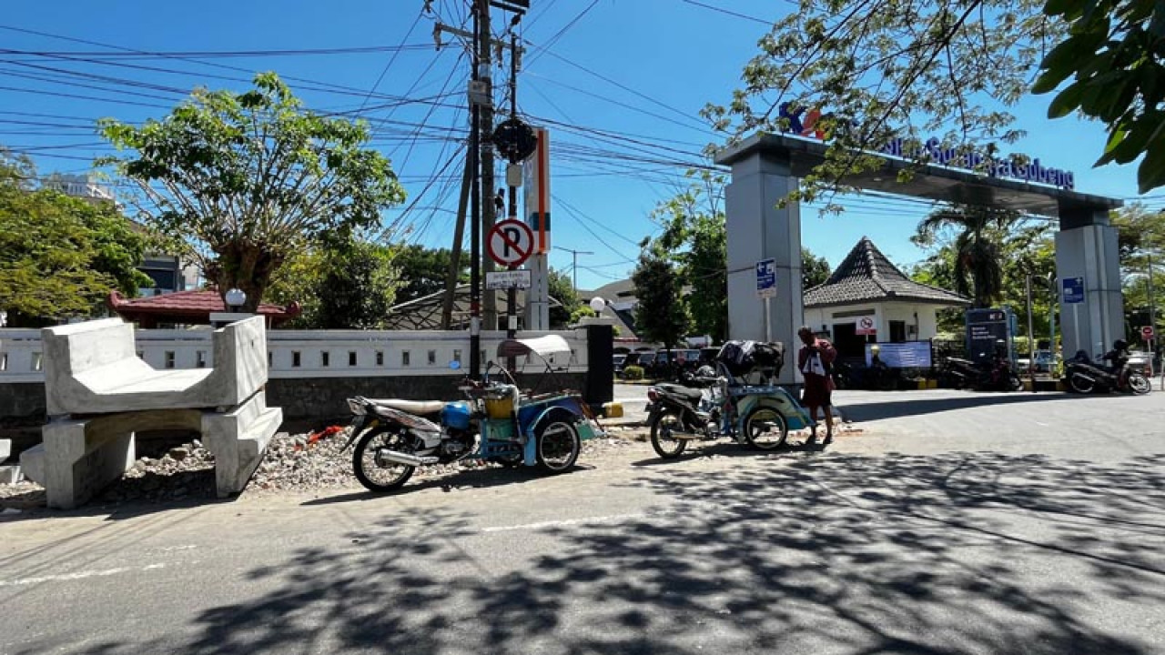 Pekerjaan pemasangan saluran crossing di Stasiun Gubeng Baru. Foto: Humas KAI for JatimNow.com