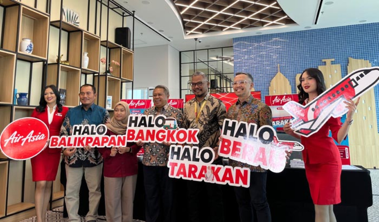 Airport Operations & Service Division Head Bandara Juanda Budy Ariyanto, Kepala Dinas Perhubungan Jatim Nyono, Director Flight Operations Indonesia Air Asia Capt Akhmad Maulana, Head of Indonesia Affairs and Policy Indonesia AirAsia Eddy Krismeidi. Foto: Ali Masduki/Jatimnow