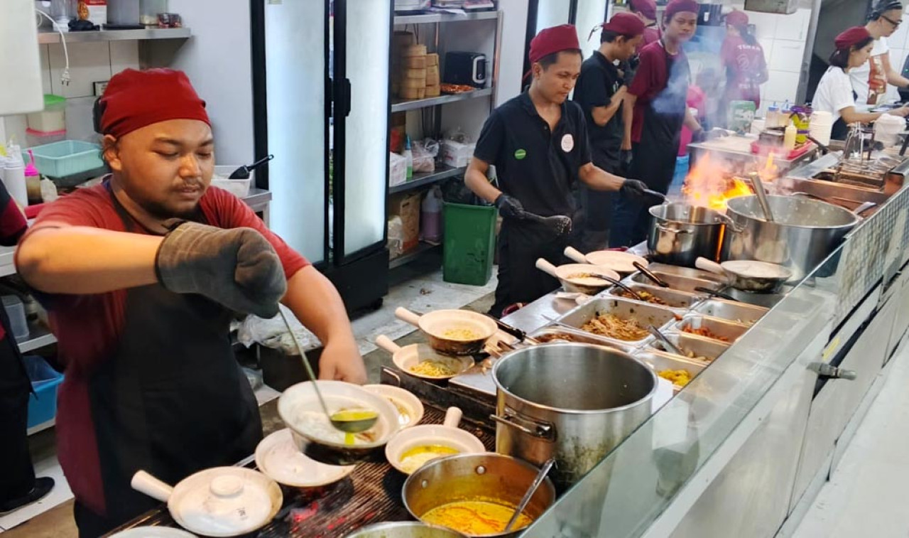 Rasakan Nikmatnya Bubur Clay Pot, Tempat Nongkrong Asyik 24 Jam di Surabaya