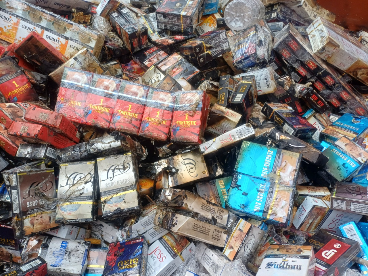 Kejari Lamongan Musnahkan Ribuan Batang Rokok Tanpa Cukai dan Miras