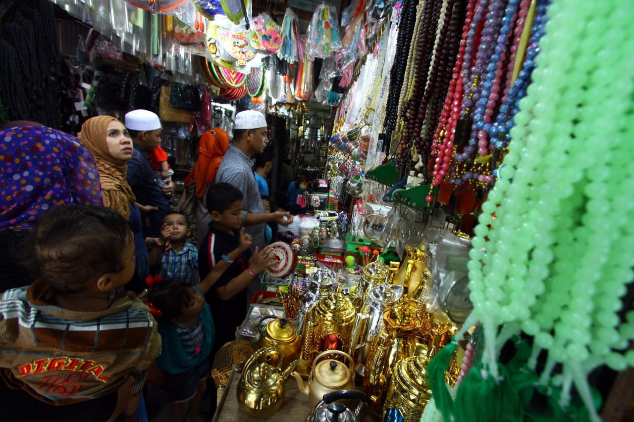 Wisatawan berbelanja kebutuhan ketika berkunjung di kawasan Masjid Ampel Surabaya Foto: Ali Masduki/JatimNow.com