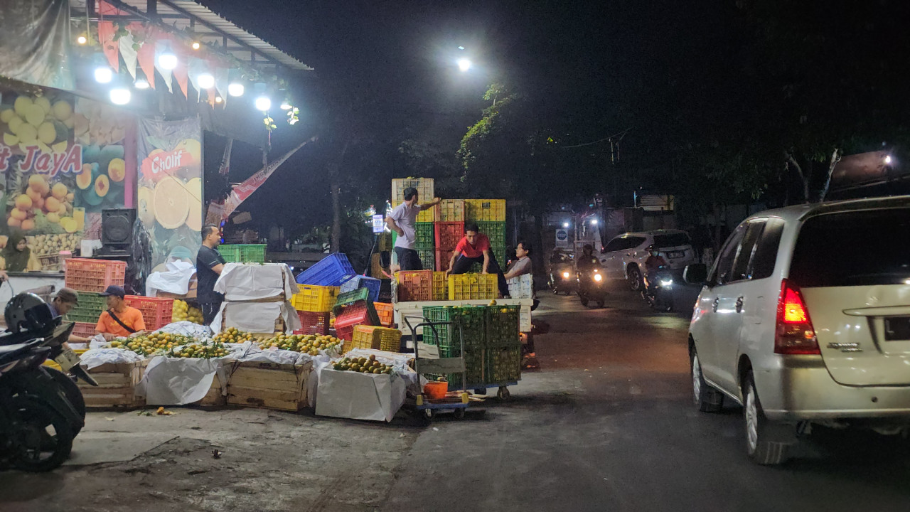 Jalan menyempit, ada bongkar muat di bahu jalan