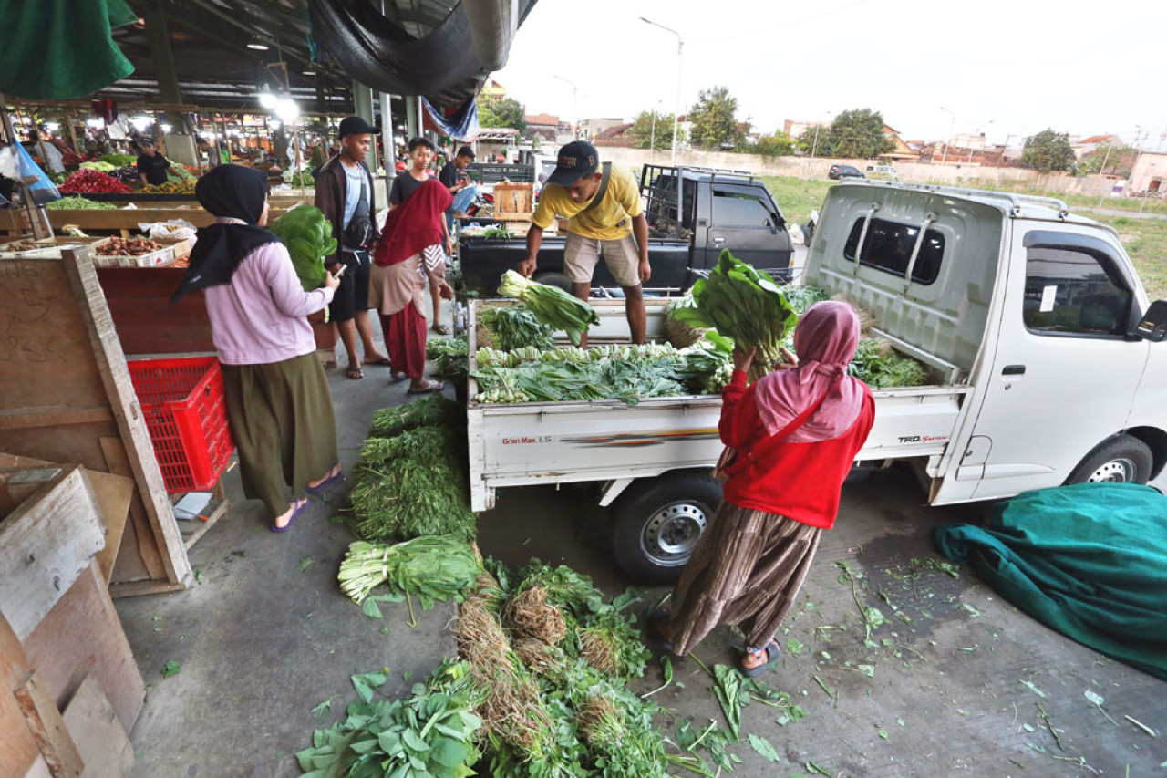 Drop barang kiriman tidak jauh. Cukup parkir tepat depan lapak, sudah bisa menurunkan sayur mayur
