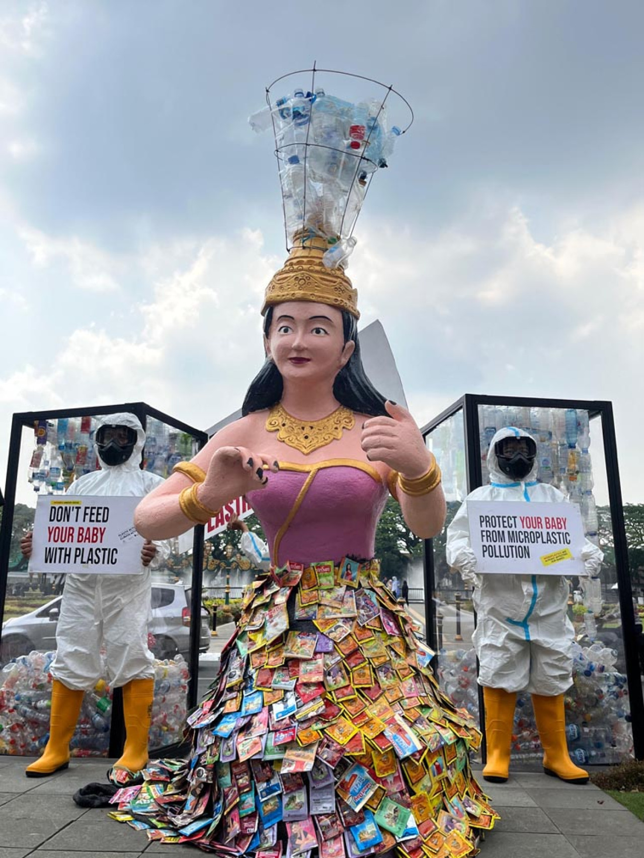 Aktivis lingkungan aksi teatrikal di depan Balaikota Malang,  Rabu (13/8/2025). Foto: Ecoton for JatimNow.com
