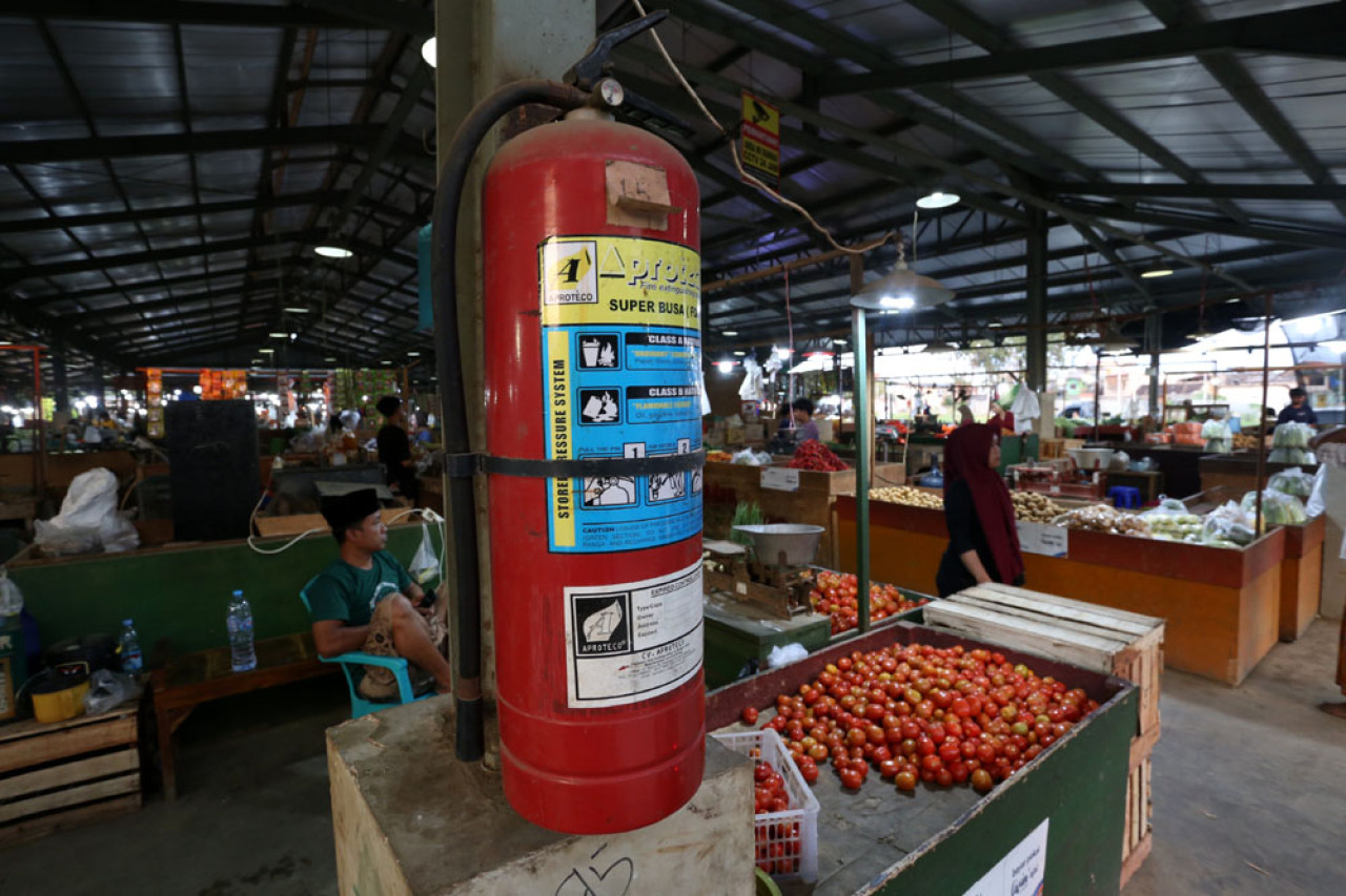 Apar diletakkan di tempat yang terbuka. Siapapun bisa langsung mengambil jika terjadi keadaan darurat