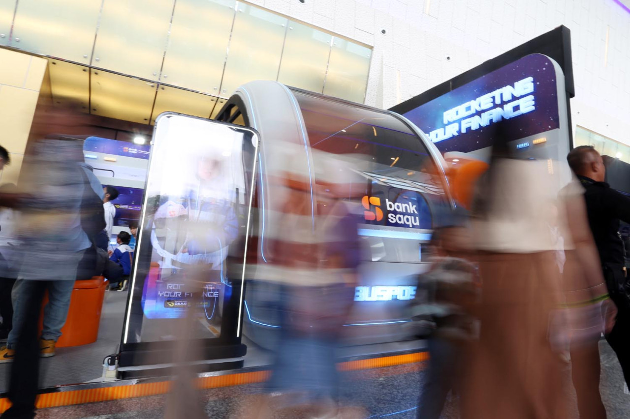 Busposito Bank Saqu menarik perhatian di gelaran GIIAS Surabaya 2025. Bank Saqu adalah bagian dari Astra Financial, divisi jasa keuangan PT Astra International Tbk. (Foto: Ali Masduki/JatimNow.com)