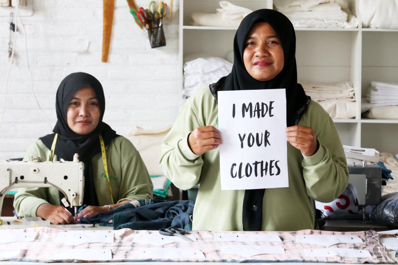 Ulur Wiji tidak hanya berfokus pada produk, tetapi juga pada pemberdayaan masyarakat. Semua pengrajin mereka adalah pemuda dari Desa Pandankrajan. (Foto: Ali Masduki/JatimNow.com)