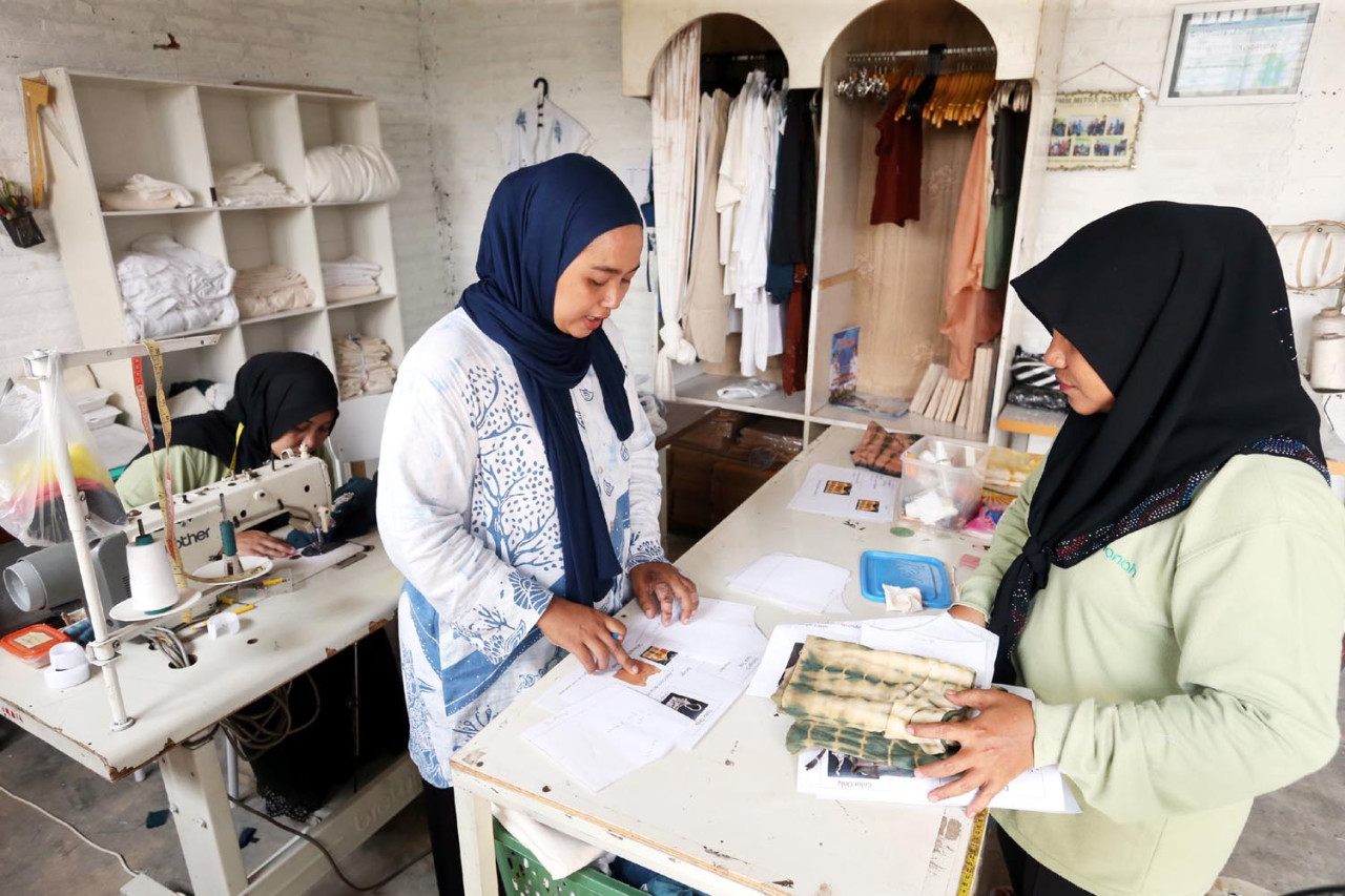 Pendiri Ulur Wiji, Nasta Rofiko (tengah) memberikan pengarahan pada pekerja di Workshop Ulur Wiji, di Desa Pandankrajan, Kabupaten Mojokerto, Jawa Timur. (Foto: Ali Masduki/JatimNow.com)