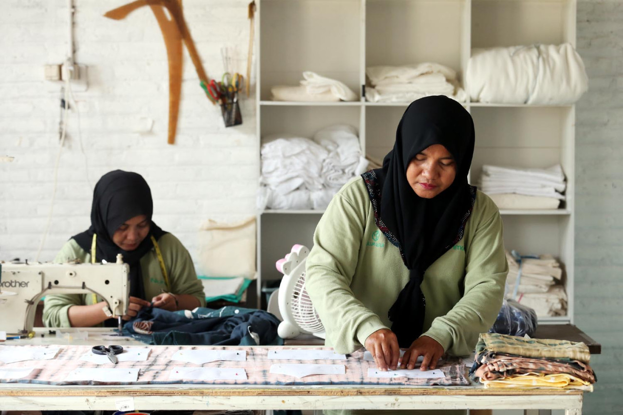  Pekerja menyelesaikan proses menjahit batik pesanan pelanggan, di Workshop Ulur Wiji, di Desa Pandankrajan, Kabupaten Mojokerto, Jawa Timur. (Foto: Ali Masduki/JatimNow.com)