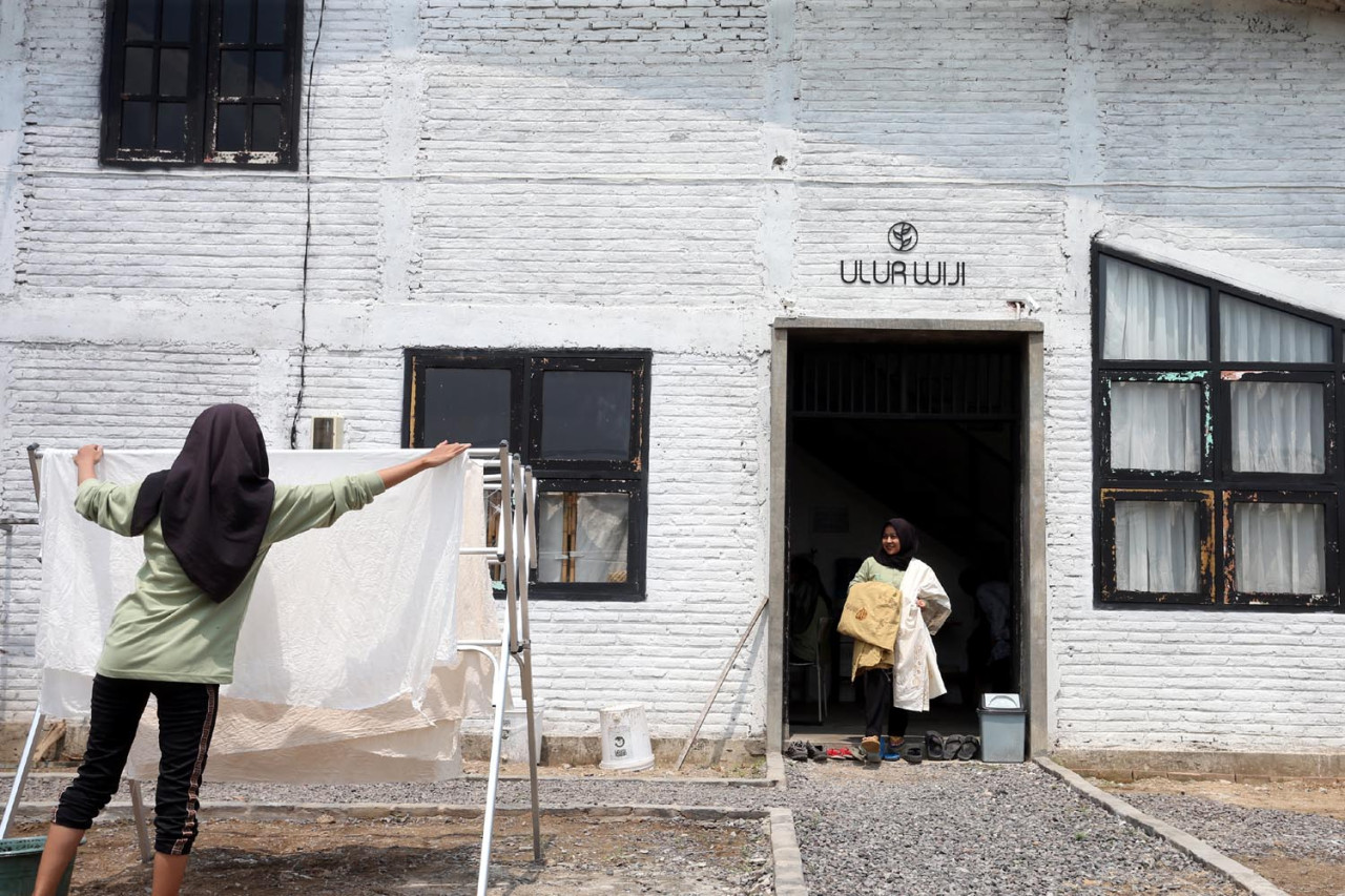 Pekerja menjemur batik di Workshop Ulur Wiji, di Desa Pandankrajan, Kabupaten Mojokerto, Jawa Timur. (Foto: Ali Masduki/JatimNow.com)