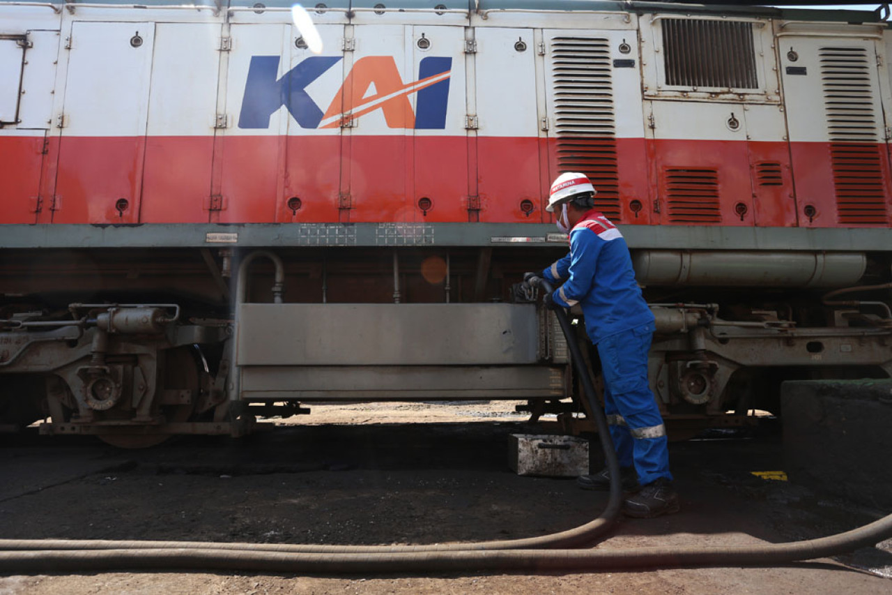 Operator Pertamina Patra Logistik melakukan pengisian bahan bakar minyak (BBM) jenis bio solar pada lokomotif Kereta Api, di  Depo Lokomotif Sidotopo, Surabaya, Jawa Timur, Selasa (29/7/2025). Foto: Ali Masduki/JatimNow.com