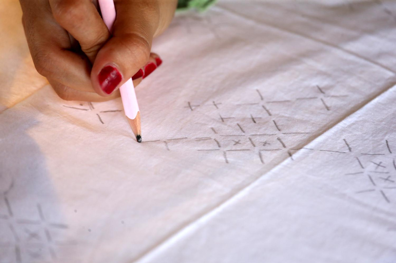  Pekerja menyelesaikan desain batik kontemporer, di Workshop Ulur Wiji, di Desa Pandankrajan, Kabupaten Mojokerto, Jawa Timur. (Foto: Ali Masduki/JatimNow.com)