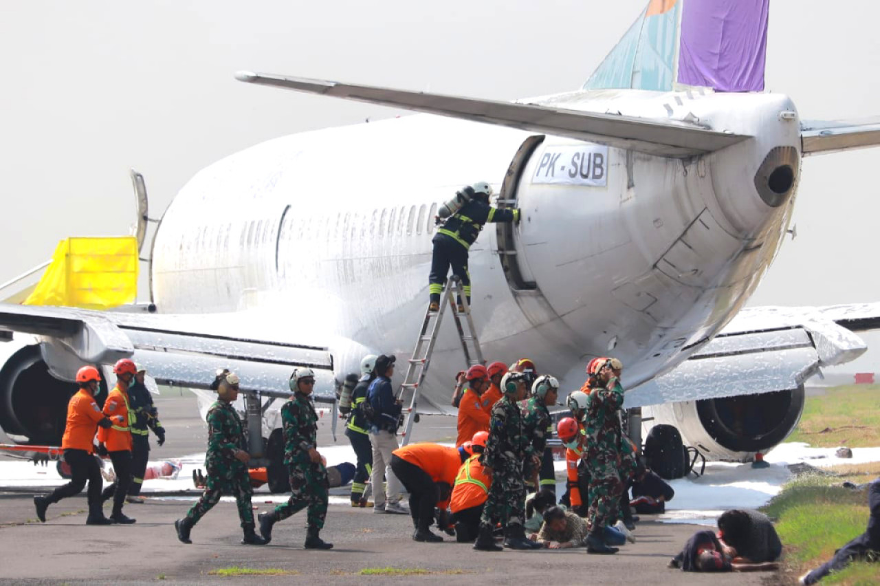 Tim Airport Rescue and Fire Fighting (ARFF) pun segera diterjunkan ke lokasi untuk memadamkan api dan mengevakuasi penumpang. Foto: Ali Masduki/JatimNow.com