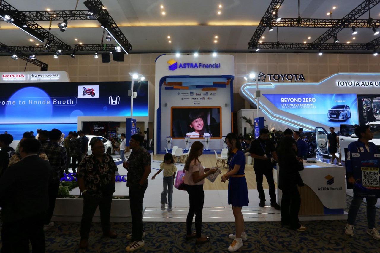 Pengunjung berkerumun di booth Astra Financial dalam gelaran GAIKINDO Indonesia International Auto Show (GIIAS) Surabaya 2025. (Foto: Ali Masduki/JatimNow.com)