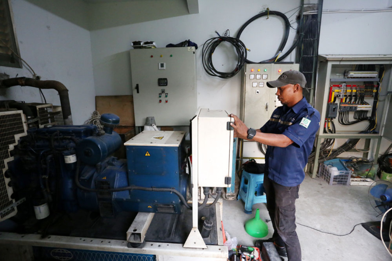 Petugas siaga di ruang operator genset Pasar Induk Surabaya Sidotopo 