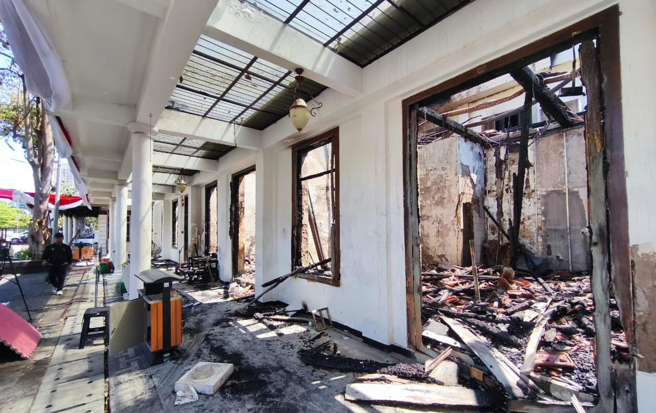 Gedung Negara Grahadi yang terbakar. Foto: Naufal for jatimnow.com
