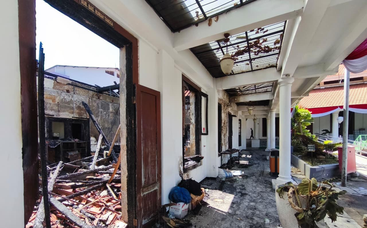Beberapa bangunan di sisi barat Gedung Negara Grahadi, mengalami kerusakan akibat kebakaran. (Foto: Naufal for JatimNow.com)